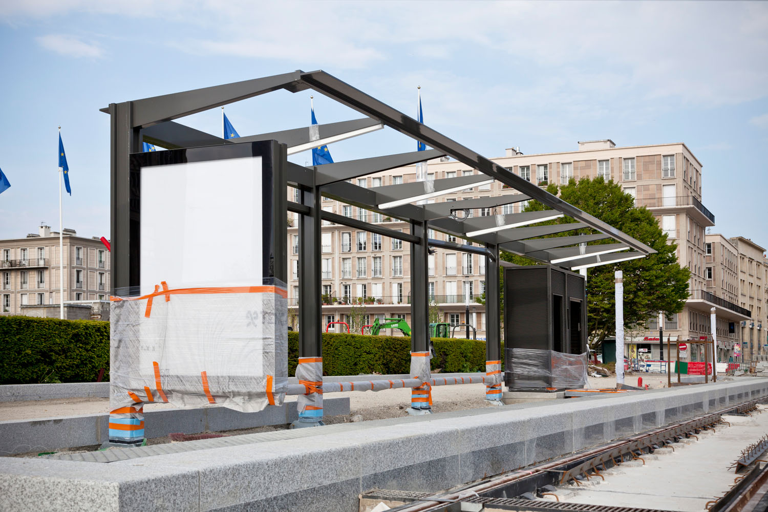 Le Havre, trikkeholdeplass med reklame under bygging